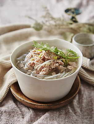 포토 JPG 실내 사람없음 아웃포커스 천 국수 햄 당면 당면국 국내포토 음식 촬영기법 육류 내부 직물 면류 파일형식