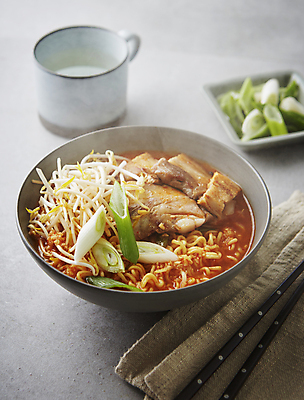 포토 음식 백그라운드 촬영기법 돼지고기 내부 회색 라면 면류 파일형식 아웃포커스 회색배경 삼겹살 해장라면 JPG 실내 사람없음 국내포토