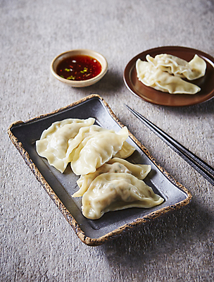 포토 JPG 젓가락 회색배경 실내 사람없음 중식 만두 간장 찐만두 국내포토 음식 백그라운드 수저 내부 회색 양념 파일형식