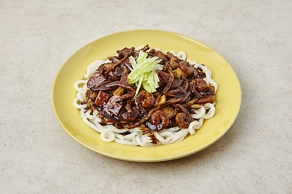 포토 JPG 실내 사람없음 짜장면 우동 퓨전요리 퓨전음식 베이지색배경 짜장우동 국내포토 음식 백그라운드 내부 중식 면류 베이지색 일본음식 파일형식