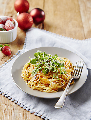 포토 JPG 포크 파스타 서양음식 실내 스파게티 사람없음 아웃포커스 식탁보 나무배경 알리오올리오 국내포토 식기 음식 백그라운드 촬영기법 내부 파일형식