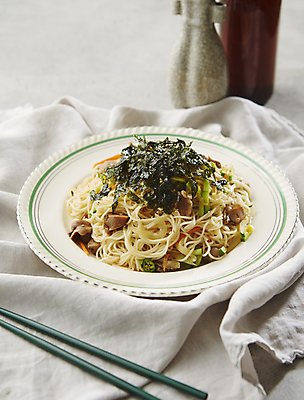 포토 JPG 한식 음식 회색배경 실내 사람없음 식탁보 골뱅이소면 김가루 국내포토 백그라운드 내부 회색 김_해조류 가루 소면 파일형식