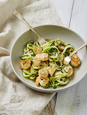 포토 JPG 포크 새우 파스타 실내 사람없음 천 주키니 주키니호박 나무배경 채소면 국내포토 식기 백그라운드 서양음식 갑각류 내부 직물 면류 파일형식