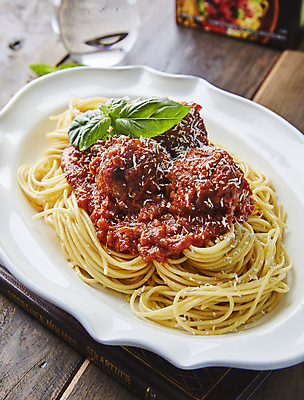 포토 JPG 파스타 서양음식 실내 스파게티 사람없음 아웃포커스 미트볼 미트볼스파게티 나무배경 국내포토 음식 백그라운드 촬영기법 내부 파일형식