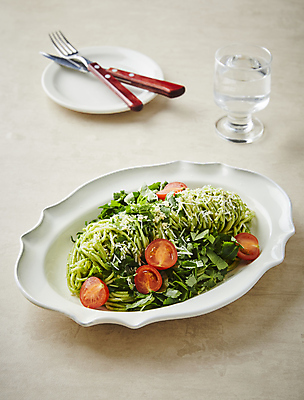 포토 JPG 파스타 서양음식 실내 스파게티 사람없음 참나물 베이지색배경 페스토 국내포토 음식 백그라운드 내부 소스_음식 나물 베이지색 파일형식