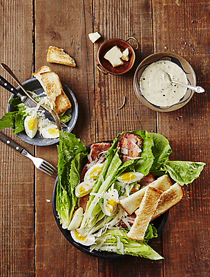 포토 JPG 치즈 실내 사람없음 하이앵글 식빵 건강식 마요네즈 시저샐러드 파마산치즈 나무배경 국내포토 음식 빵 뷰포인트 백그라운드 유제품 내부 샐러드 소스_음식 파일형식