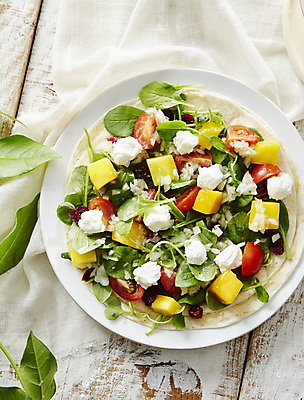 포토 JPG 실내 사람없음 하이앵글 샐러드 건강식 토르티야 리코타치즈샐러드 나무배경 리코타치즈 국내포토 음식 뷰포인트 백그라운드 치즈 내부 파일형식