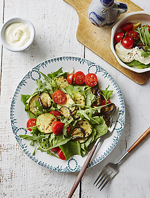 포토 JPG 포크 가지 실내 사람없음 하이앵글 샐러드 건강식 마요네즈 나무배경 국내포토 식기 음식 뷰포인트 백그라운드 채소 내부 소스_음식 파일형식
