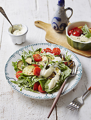 포토 JPG 가지 실내 사람없음 샐러드 건강식 마요네즈 나무도마 나무배경 국내포토 음식 백그라운드 채소 도마 내부 목재 소스_음식 파일형식