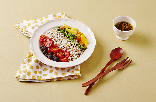 포토 JPG 실내 사람없음 샐러드 식탁보 소스 나무숟가락 건강식 나무포크 노란배경 콥샐러드 국내포토 음식 백그라운드 포크 내부 노란색 숟가락 양념 파일형식