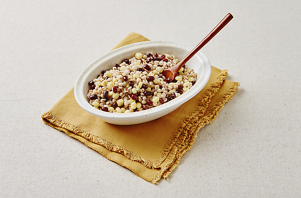 포토 JPG 회색배경 실내 사람없음 식탁보 팥 나무숟가락 녹두 율무 범벅 국내포토 음식 백그라운드 내부 숟가락 회색 파일형식