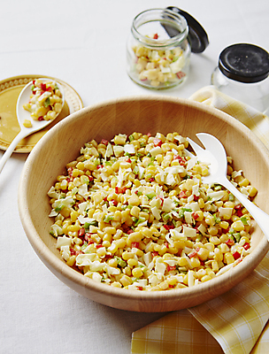 포토 JPG 실내 사람없음 숟가락 샐러드 흰배경 나무그릇 코우슬로 콘샐러드 국내포토 그릇 음식 백그라운드 수저 내부 목재 흰색 파일형식