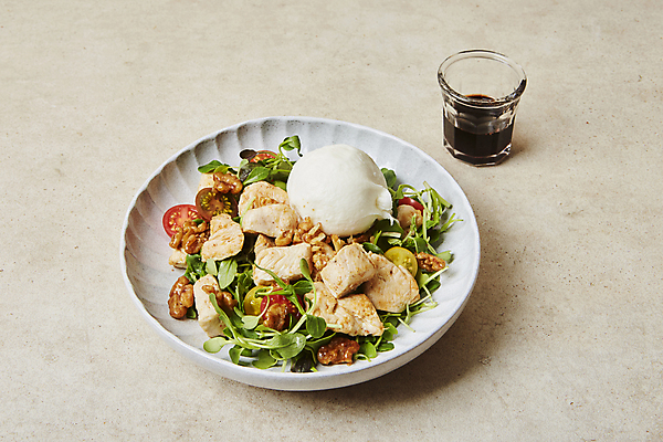 포토 JPG 실내 사람없음 샐러드 건강식 닭가슴살 발사믹소스 베이지색 부라타치즈 국내포토 음식 컬러 치즈 내부 닭고기 소스_음식 파일형식