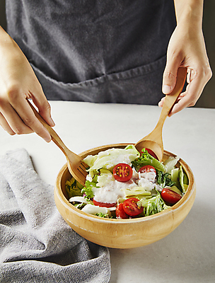 포토 JPG 손 실내 들기 신체부위 샐러드 식탁보 나무숟가락 건강식 나무그릇 나무포크 섞기 국내포토 그릇 음식 포크 모션 사람 내부 목재 숟가락 파일형식