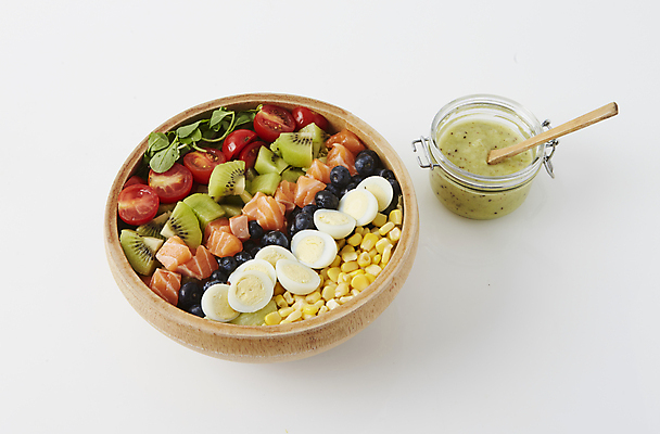 포토 JPG 실내 사람없음 샐러드 소스 흰배경 건강식 나무그릇 콥샐러드 국내포토 그릇 음식 백그라운드 내부 목재 흰색 양념 파일형식