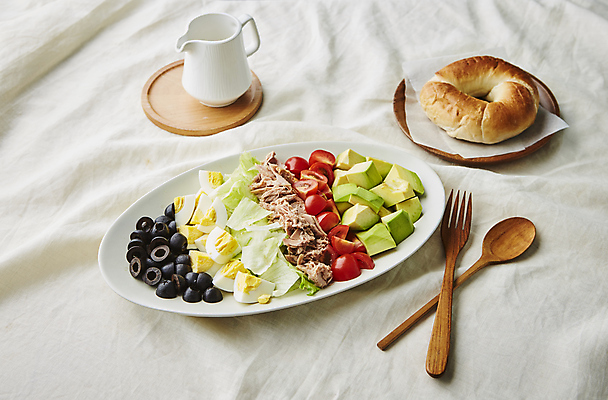 포토 JPG 실내 사람없음 샐러드 천 흰배경 베이글 나무숟가락 건강식 나무포크 시럽컵 콥샐러드 국내포토 음식 빵 백그라운드 포크 내부 숟가락 흰색 직물 파일형식