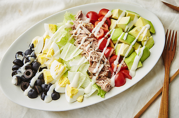 포토 JPG 방울토마토 실내 사람없음 샐러드 소스 양상추 참치 흰배경 올리브 삶은계란 아보카도 나무포크 콥샐러드 국내포토 열매 음식 백그라운드 포크 토마토 채소 과일 어류 내부 계란 흰색 양념 계란요리 파일형식