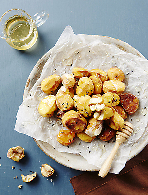 포토 JPG 디저트 실내 사람없음 하이앵글 밤 파란배경 꿀 맛탕 밤맛탕 허니디퍼 국내포토 음식 뷰포인트 백그라운드 내부 파란색 견과류 도구 파일형식