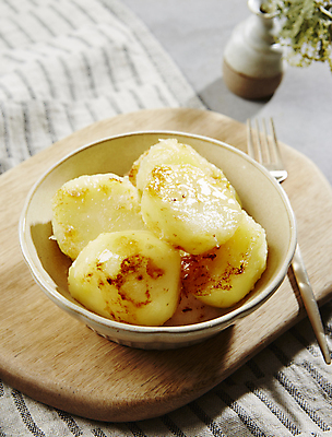 포토 JPG 감자 실내 사람없음 아웃포커스 구이 안주 감자요리 나무도마 알감자 국내포토 음식 채소 도마 촬영기법 내부 목재 파일형식