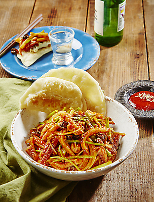 포토 JPG 술잔 실내 사람없음 안주 소주 납작만두 오징어무침 오징어요리 초무침 나무배경 국내포토 음식 백그라운드 잔 주류 내부 만두 무침 파일형식