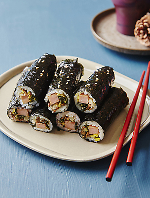 포토 JPG 젓가락 실내 사람없음 아웃포커스 분식 김밥 파란배경 꼬마김밥 국내포토 음식 백그라운드 촬영기법 수저 내부 파란색 파일형식