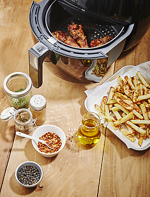 포토 JPG 실내 사람없음 치킨 감자튀김 올리브오일 향신료 나무배경 에어프라이어 닭봉 국내포토 백그라운드 감자 내부 닭고기 가전제품 튀김 기름_음식 닭고기요리 향미료 파일형식