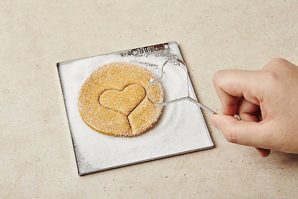 포토 JPG 손 디저트 실내 들기 신체부위 과자 하트 설탕 달고나 베이지색배경 국내포토 모양 음식 백그라운드 모션 사람 내부 베이지색 파일형식