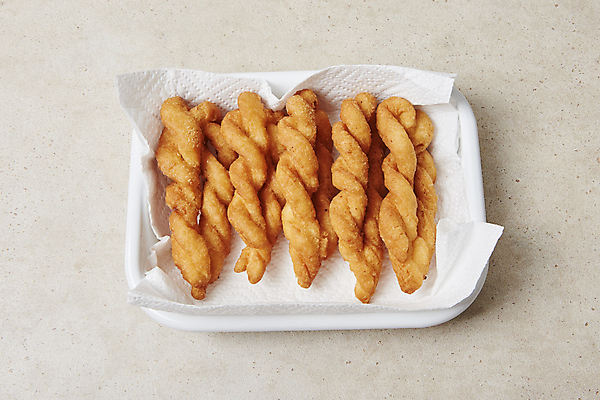 포토 JPG 빵 디저트 실내 사람없음 꽈배기 키친타올 베이지색배경 국내포토 음식 백그라운드 내부 화장지 베이지색 파일형식