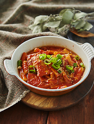 포토 JPG 한식 실내 사람없음 식탁보 떡볶이 분식 매움 나무배경 국내포토 음식 백그라운드 내부 맛 파일형식