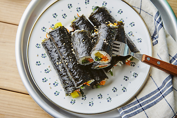 포토 JPG 한식 포크 실내 사람없음 하이앵글 분식 김밥 꼬마김밥 나무배경 국내포토 식기 음식 뷰포인트 백그라운드 내부 파일형식