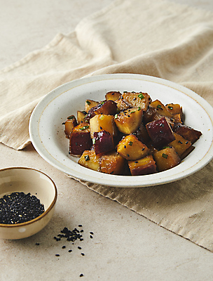 포토 JPG 회색배경 반찬 실내 사람없음 식탁보 고구마 조림 검은깨 고구마조림 국내포토 음식 백그라운드 뿌리채소 내부 회색 깨 파일형식