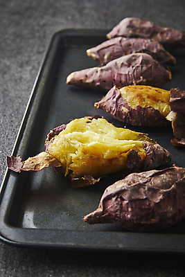 포토 백그라운드 디저트 뿌리채소 내부 검은색 구이 파일형식 고구마 겨울간식 검은배경 쟁반 군고구마 JPG 실내 사람없음 국내포토