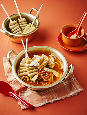 포토 JPG 실내 사람없음 식탁보 어묵 분식 어묵꼬치 우동 양은냄비 어묵우동 주황색배경 국내포토 음식 백그라운드 내부 주황색 면류 꼬치 냄비 일본음식 파일형식