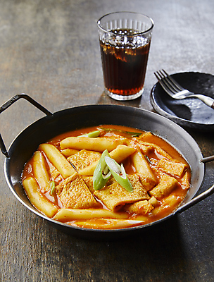 포토 JPG 한식 실내 사람없음 냄비 떡볶이 분식 콜라 나무배경 국내포토 음식 백그라운드 내부 솥 탄산음료 파일형식