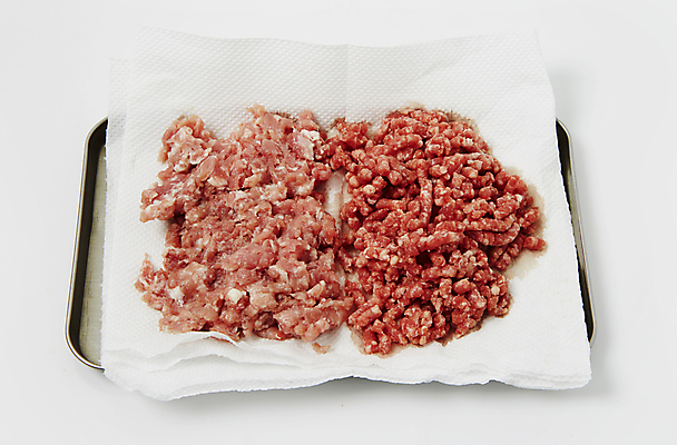 포토 JPG 식재료 실내 생고기 돼지고기 사람없음 소고기 흰배경 다진고기 키친타올 국내포토 백그라운드 육류 내부 흰색 화장지 파일형식