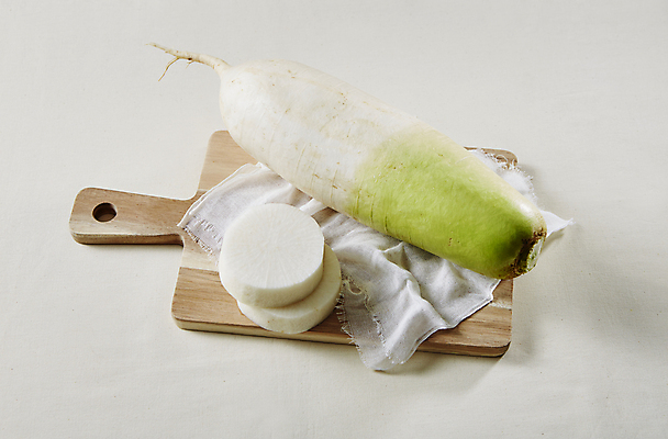 포토 JPG 식재료 회색배경 뿌리채소 실내 사람없음 무 나무도마 국내포토 백그라운드 채소 도마 내부 목재 회색 파일형식