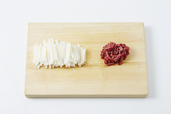 포토 JPG 식재료 실내 생고기 사람없음 소고기 무 흰배경 나무도마 채썰기 국내포토 백그라운드 뿌리채소 도마 육류 내부 목재 흰색 자르기 파일형식