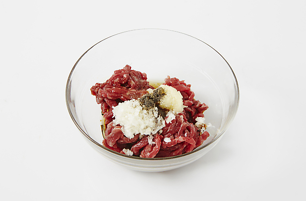 포토 JPG 식재료 실내 생고기 사람없음 소고기 양념 흰배경 요리중 후추 다진마늘 국내포토 백그라운드 모션 육류 내부 흰색 향신료 파일형식