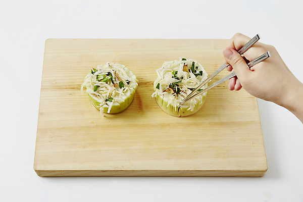 포토 JPG 손 식재료 젓가락 실내 들기 신체부위 무 흰배경 요리중 찌르기 나무도마 국내포토 백그라운드 모션 뿌리채소 도마 수저 사람 내부 목재 흰색 파일형식