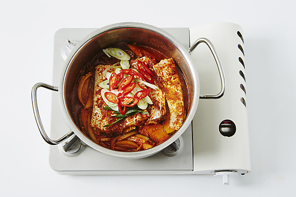 포토 JPG 한식 실내 사람없음 냄비 버너 흰배경 요리중 조림 갈치조림 국내포토 음식 백그라운드 모션 내부 흰색 솥 파일형식