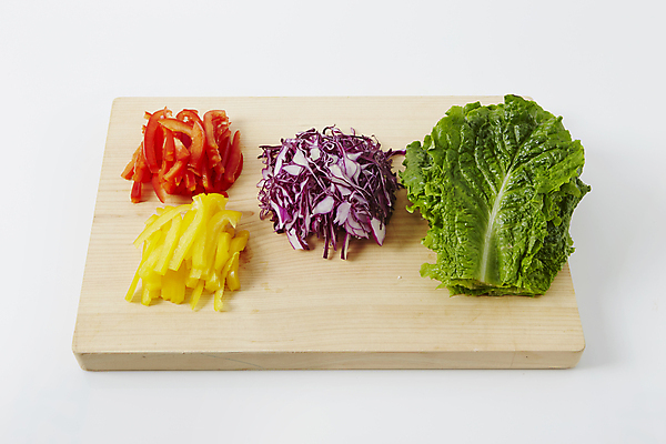 포토 JPG 식재료 파프리카 실내 사람없음 재료손질 흰배경 적채 나무도마 적양배추 채썰기 청상추 국내포토 백그라운드 채소 도마 내부 목재 흰색 상추 자르기 양배추 손질 파일형식
