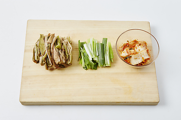 포토 JPG 식재료 실내 사람없음 재료손질 흰배경 배추김치 대파 나무도마 토란 채썰기 국내포토 백그라운드 채소 김치 도마 내부 목재 흰색 자르기 파 손질 파일형식