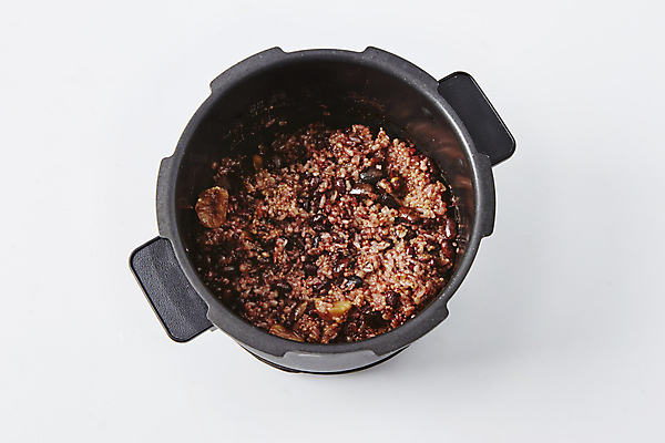 포토 JPG 식재료 밥 실내 사람없음 흰배경 밥솥 영양밥 국내포토 음식 백그라운드 주방용품 내부 흰색 파일형식