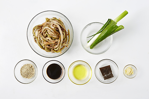 포토 JPG 식재료 실내 사람없음 하이앵글 식용유 흰배경 간장 대파 다시마 다진마늘 들깨 토란 국내포토 뷰포인트 백그라운드 채소 내부 흰색 양념 해조류 기름_음식 깨 파 파일형식