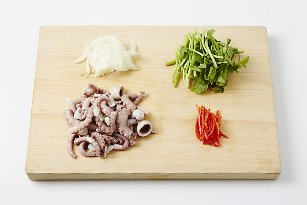 포토 JPG 식재료 양파 실내 사람없음 재료손질 흰배경 홍고추 낙지 미나리 나무도마 채썰기 국내포토 백그라운드 채소 고추 연체동물 도마 내부 목재 수중동물 흰색 자르기 손질 파일형식