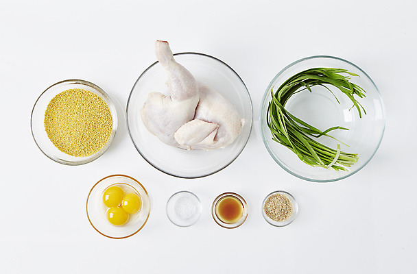 포토 JPG 식재료 실내 사람없음 하이앵글 닭고기 흰배경 소금 깨 부추 날계란 생닭 조 참기름 국내포토 뷰포인트 백그라운드 채소 곡류 육류 내부 계란 흰색 닭 조미료 기름_음식 파일형식