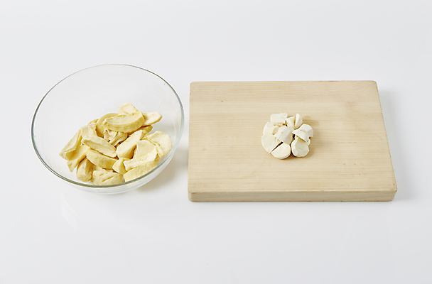 포토 JPG 식재료 실내 사람없음 사과 밤 재료손질 흰배경 건과일 나무도마 깐밤 사과말랭이 국내포토 백그라운드 과일 건조 도마 내부 목재 견과류 흰색 밤_견과류 손질 파일형식