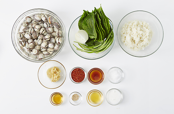 포토 JPG 식재료 밥 양파 실내 사람없음 하이앵글 설탕 흰배경 깻잎 소금 깨 부추 고춧가루 꼬막 다진마늘 참기름 국내포토 음식 뷰포인트 백그라운드 채소 어패류 내부 흰색 조미료 기름_음식 가루 파일형식