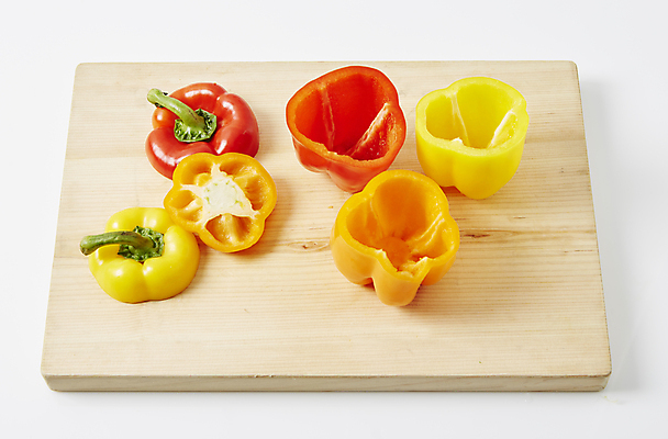 포토 JPG 식재료 피망 파프리카 실내 사람없음 재료손질 흰배경 나무도마 국내포토 백그라운드 채소 도마 내부 목재 흰색 손질 파일형식