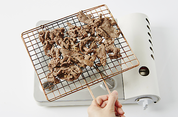 포토 JPG 손 실내 들기 신체부위 소고기 그릴 굽기 버너 흰배경 불고기 고기구이 석쇠구이 직화구이 석쇠불고기 국내포토 한식 백그라운드 모션 주방용품 육류 사람 내부 흰색 구이 파일형식